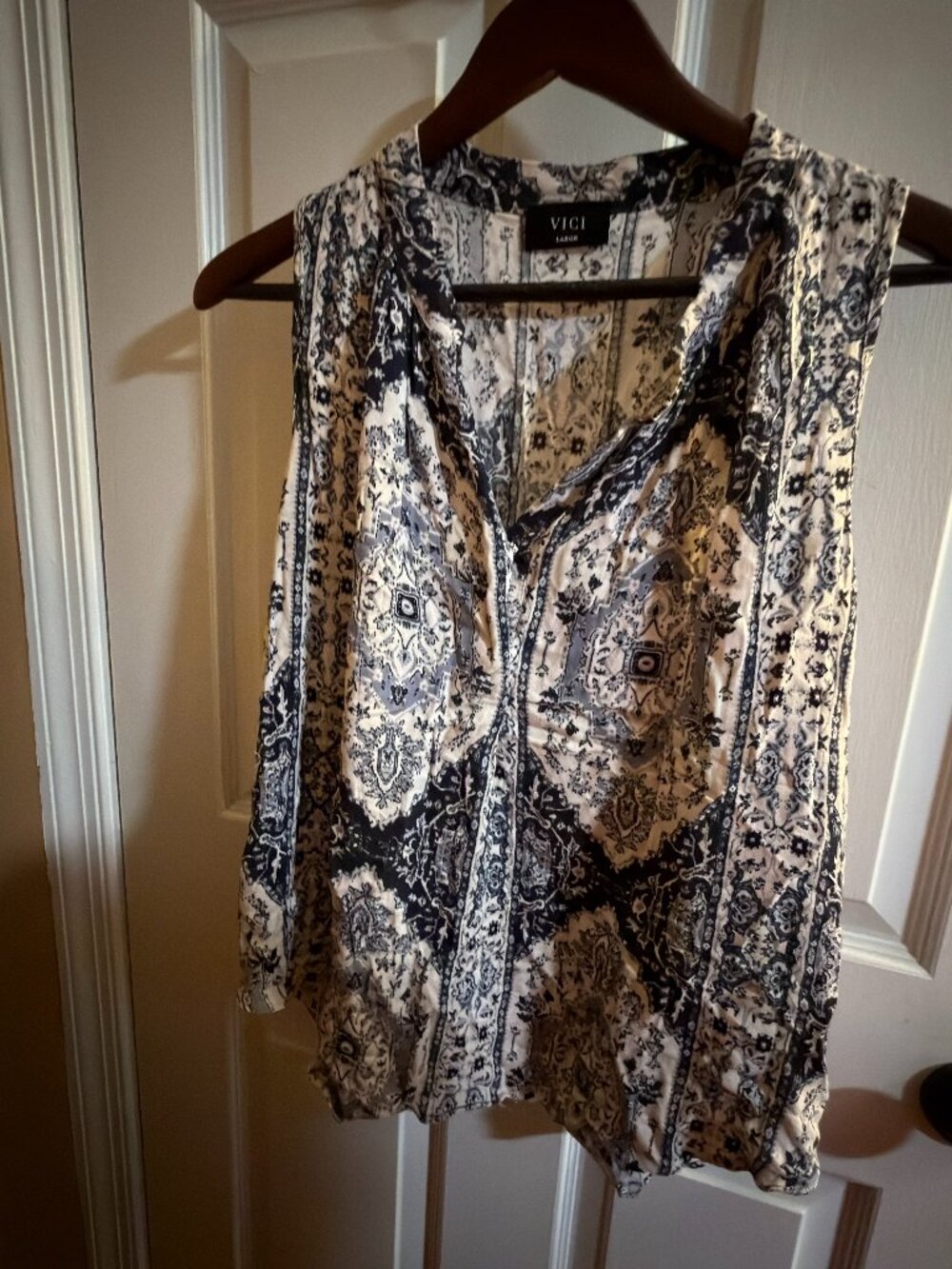 VICI Sleeveless Printed Blouse – Large